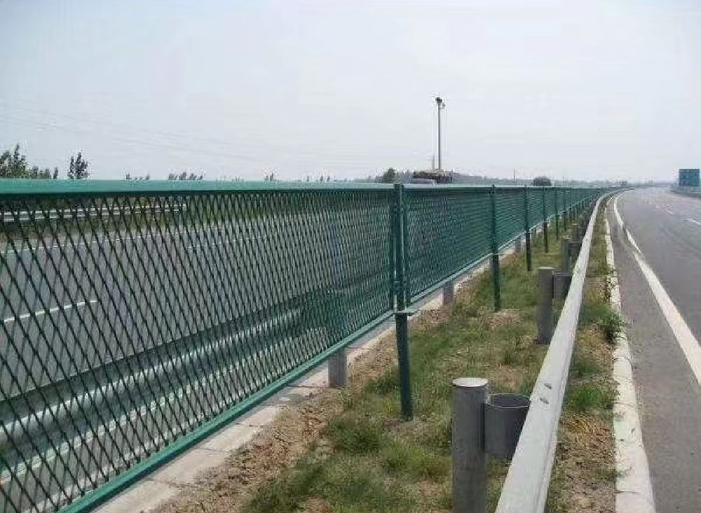 临沧钢板网护栏生产